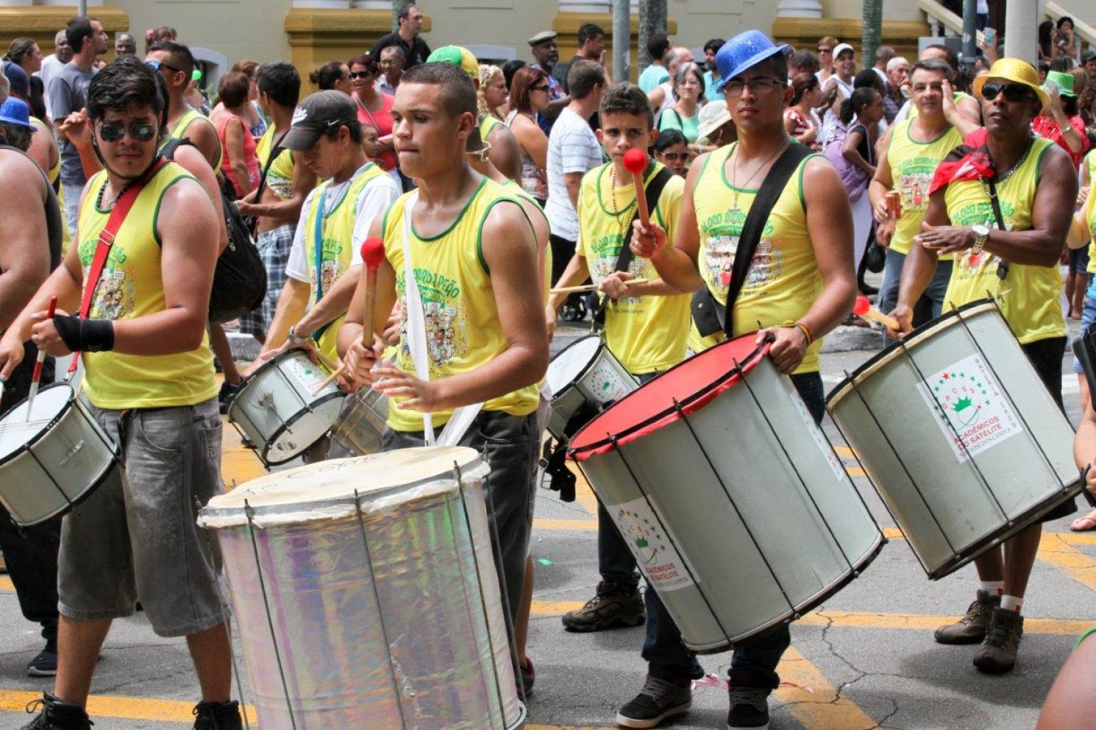 Desfile do bloco Acorda Peão critica mensaleiros e gastos com a Copa
