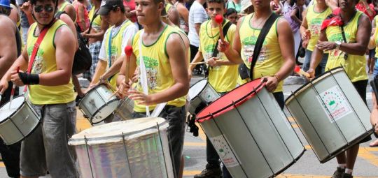 Desfile do bloco Acorda Peão critica mensaleiros e gastos com a Copa