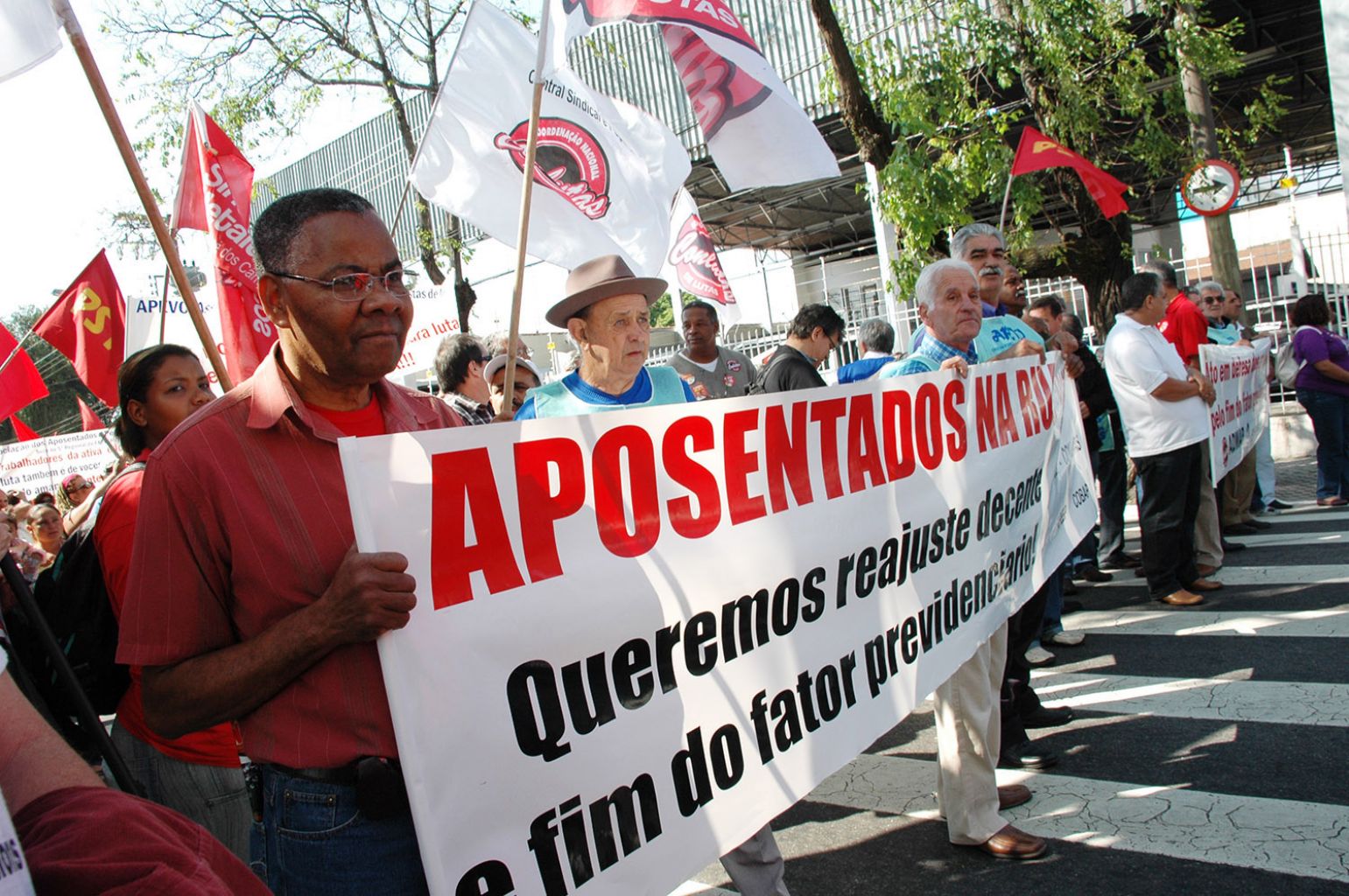 Aposentados fazem ato nesta quinta na Praça Afonso Pena. Venha participar!