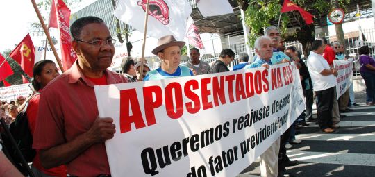 Aposentados fazem ato nesta quinta na Praça Afonso Pena. Venha participar!