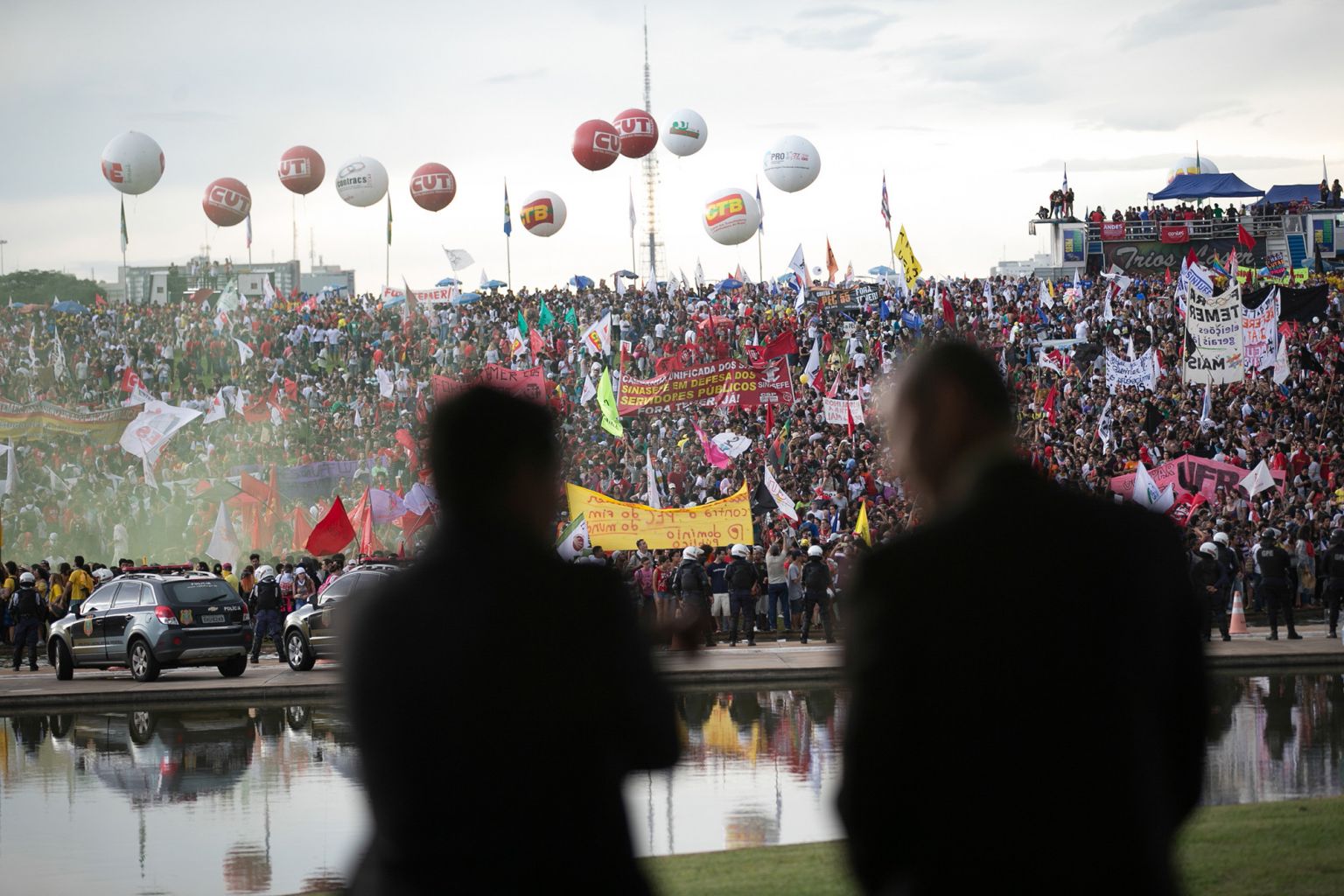 Com repressão a manifestantes, Senado aprova PEC do teto em primeira votação