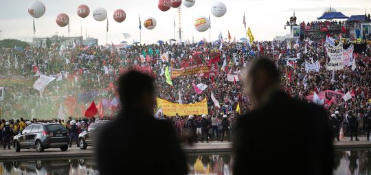 Com repressão a manifestantes, Senado aprova PEC do teto em primeira votação