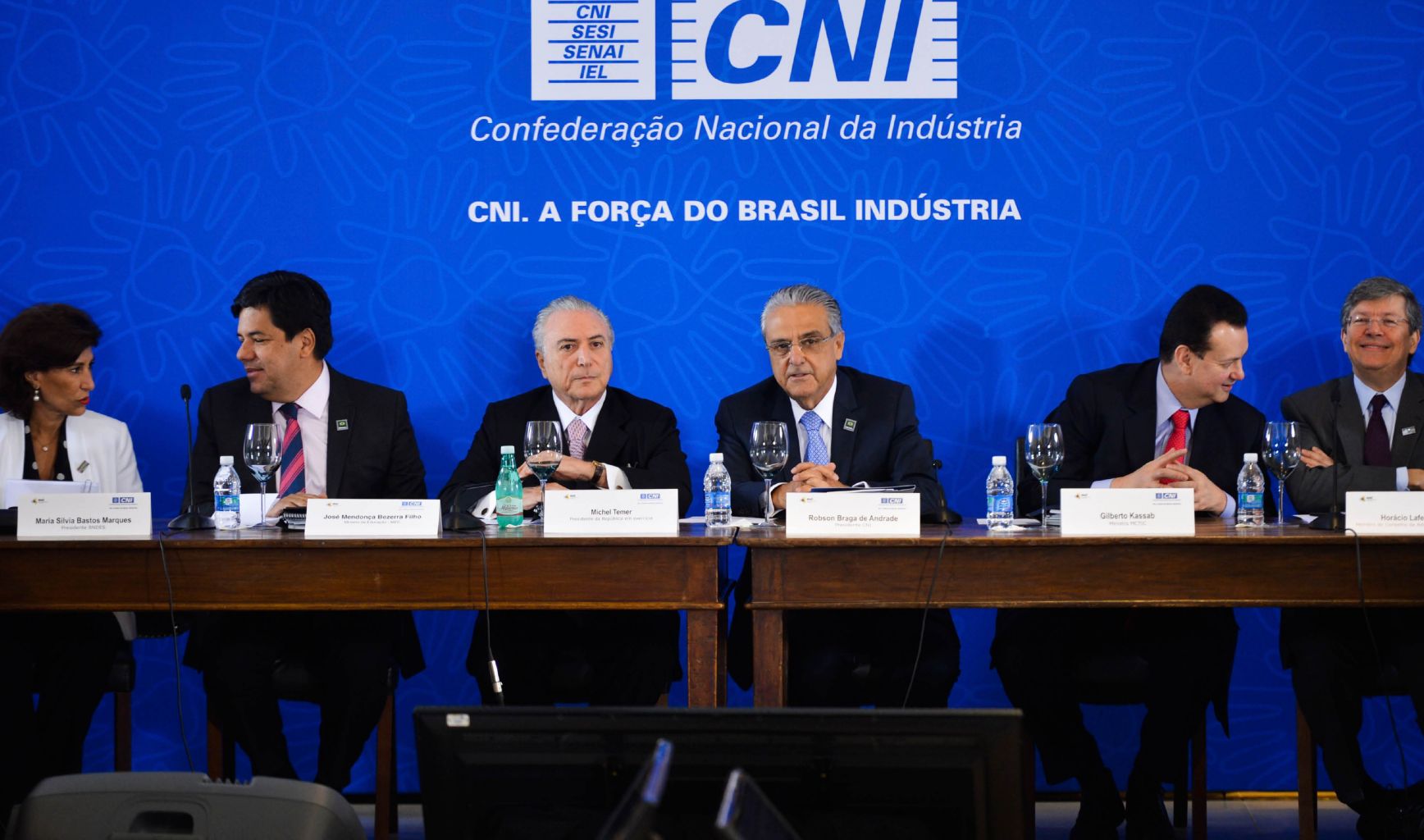 Enquanto propõe atacar aposentadorias, governo quer perdoar dívidas de empresas