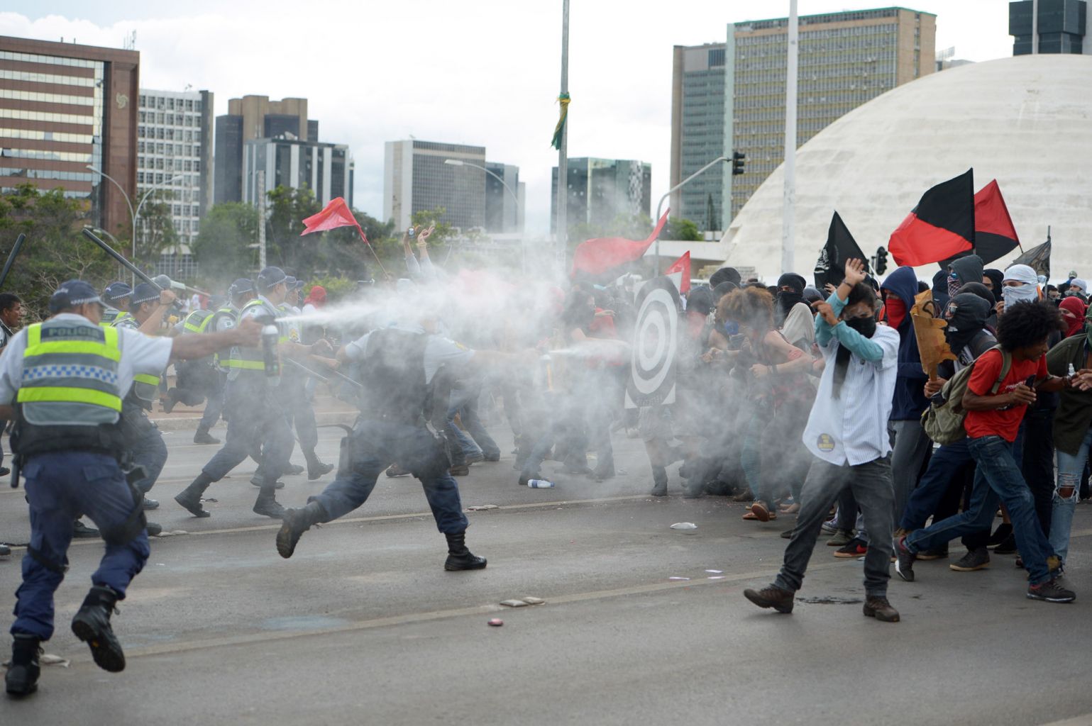 Alvo de protestos, PEC do teto dos gastos é aprovada no Senado