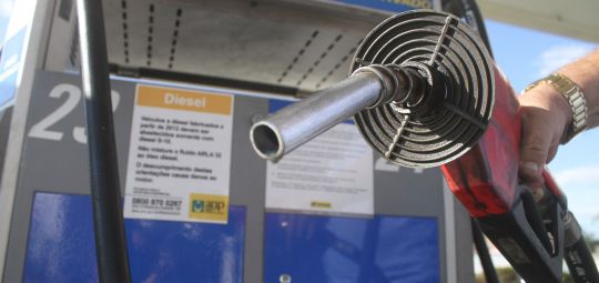 Preço do diesel não sofreu queda prometida por governo em nenhum estado