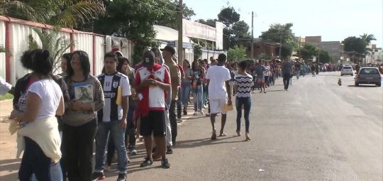 Desempregados formam fila gigantesca por vagas no Distrito Federal