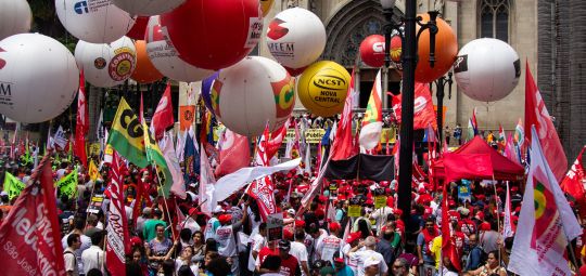 Ato reúne milhares em São Paulo contra reforma da Previdência