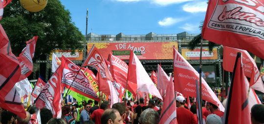 1º de Maio reúne milhares de manifestantes e convoca Greve Geral