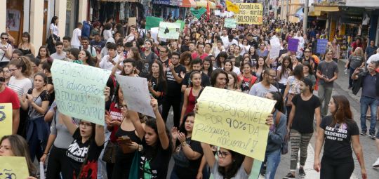 Protestos pela educação sacodem o país e preparam Greve Geral