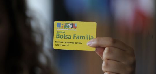 Governo Bolsonaro trava Bolsa Família em cidades pobres e fila chega a 1 milhão