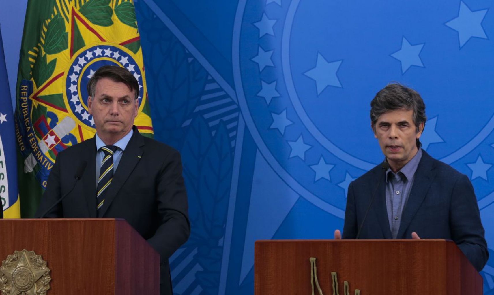 Bolsonaro troca ministro da Saúde e ameaça afrouxar combate ao coronavírus