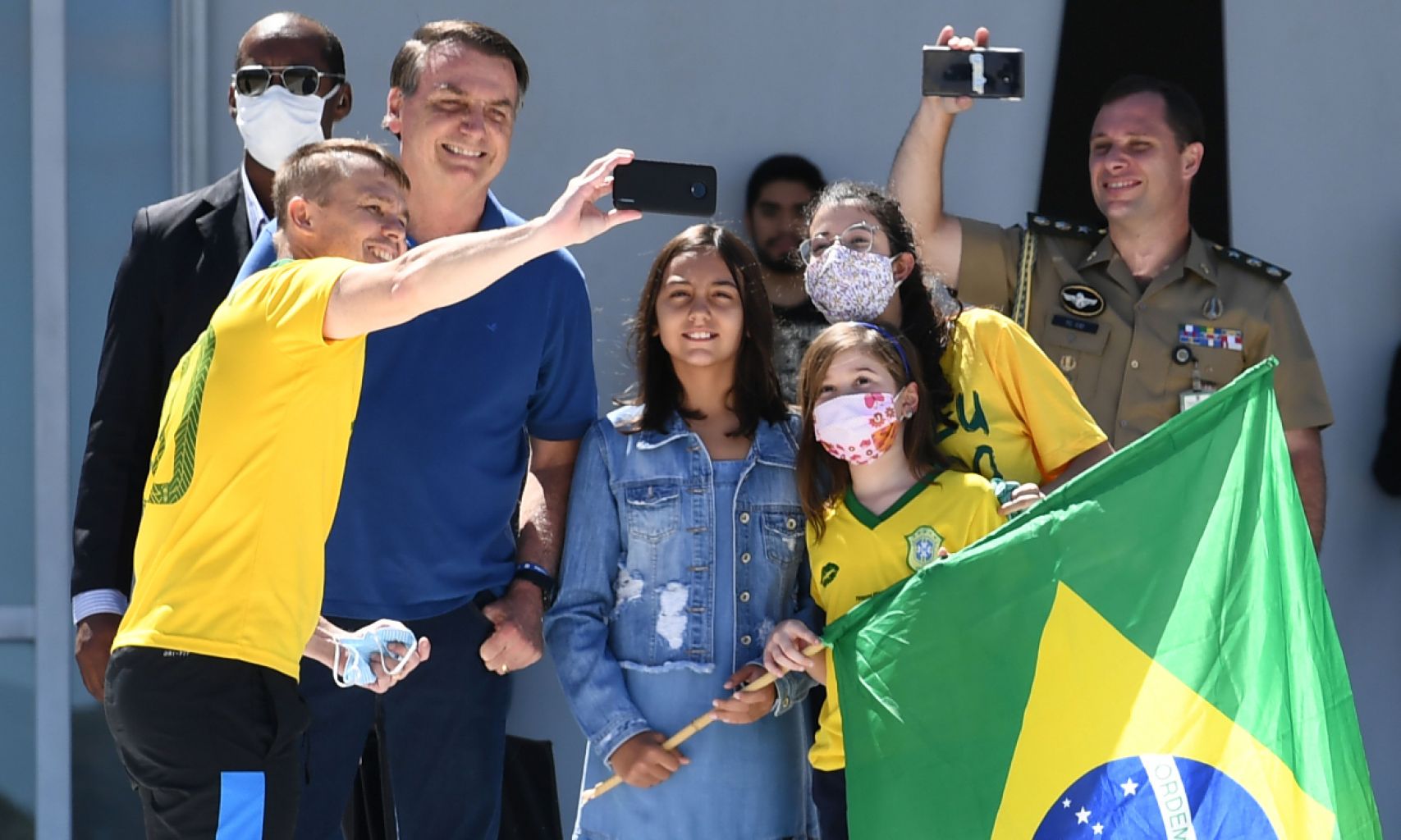 Com conduta criminosa, Bolsonaro aprofunda Brasil na crise e volta a defender ditadura