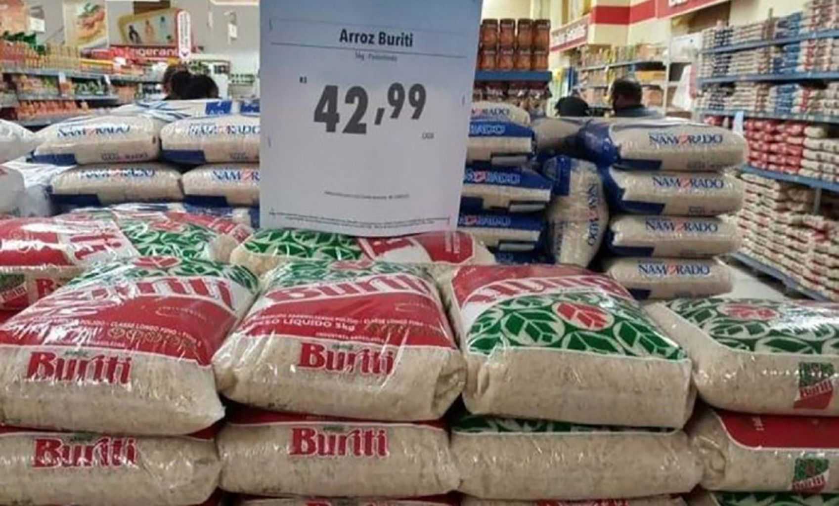 Preços dos alimentos disparam e Bolsonaro e Mourão culpam povo pobre!