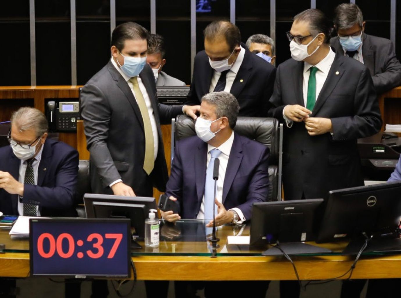 Jogada eleitoreira de Bolsonaro, 'PEC do Calote' passa na Câmara