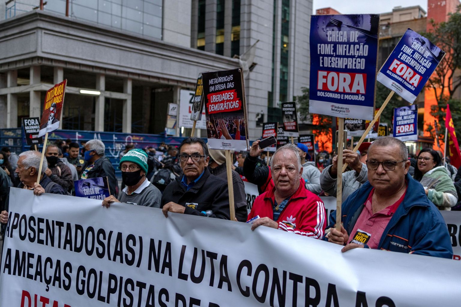 Em todo país, milhares protestam contra golpismo de Bolsonaro