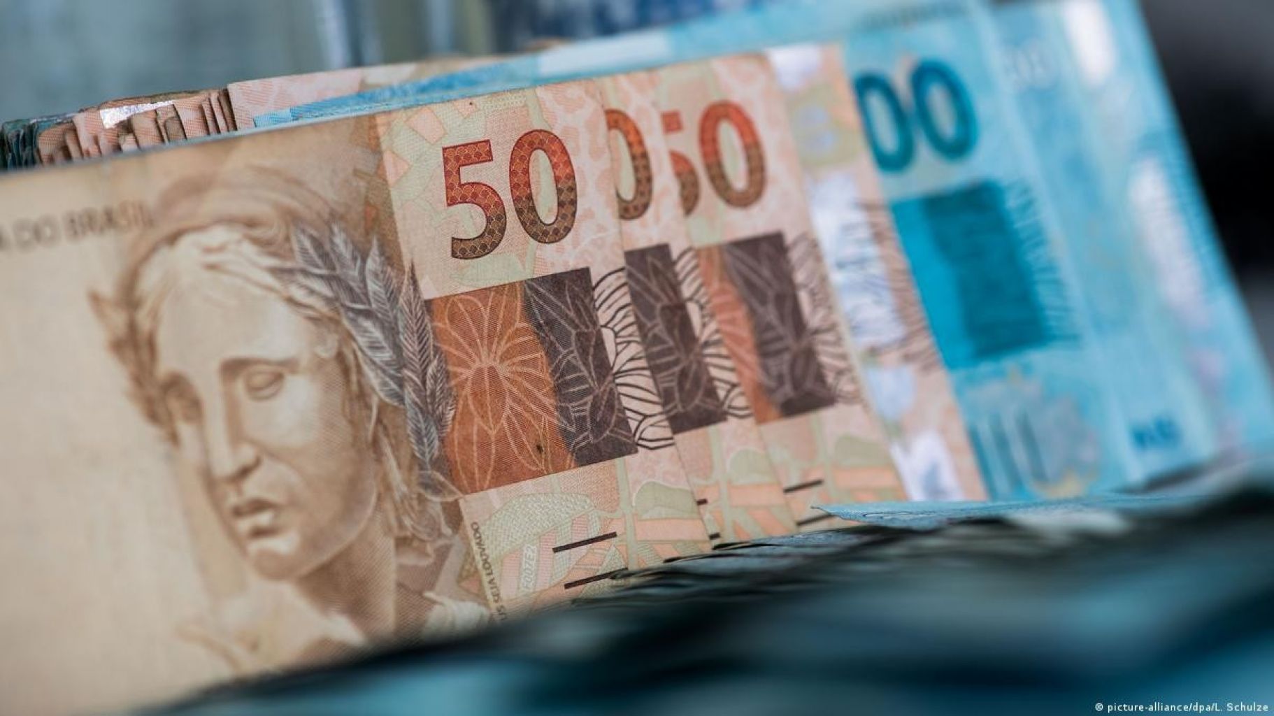 Bolsonaro reduz Auxílio Brasil para R$ 405 e deixa salário mínimo sem aumento real