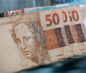 Bolsonaro reduz Auxílio Brasil para R$ 405 e deixa salário mínimo sem aumento real Bolsonaro reduz Auxílio Brasil para R$ 405 e deixa salário mínimo sem aumento real
