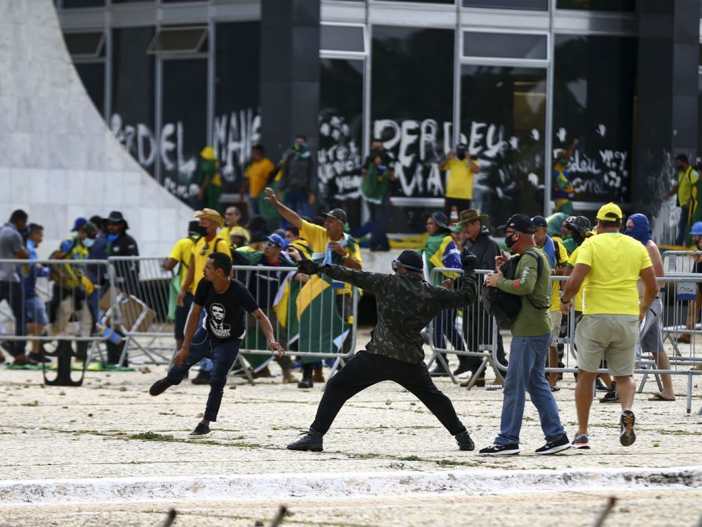 Após um mês, punição a golpistas é insuficiente. É preciso chegar em Bolsonaro!