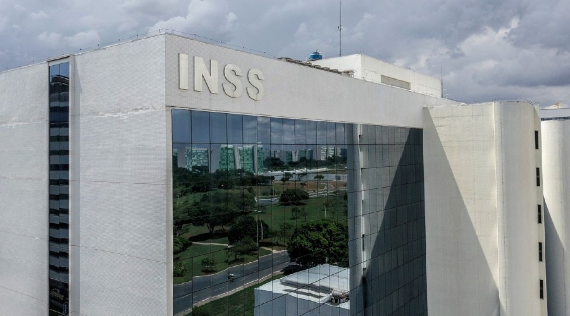 Equipe econômica de Lula estuda reduzir benefícios do INSS